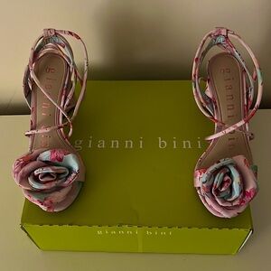Gianni Bini Dakota Floral Print Flower
Ankle Wrap Dress Sandals Brand New in box